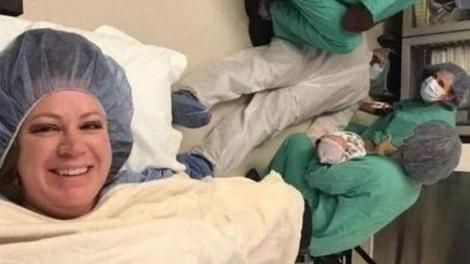 Un bărbat a leșinat în timp ce asista la nașterea copilului său. Imaginea surprinsă de tânăra mămică e virală 