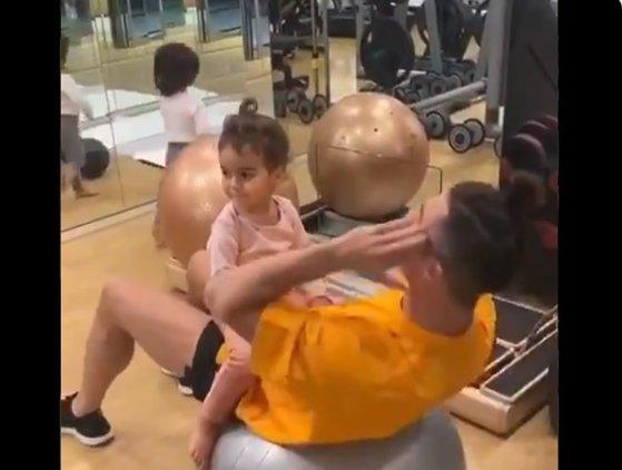 Tăticul Cristiano Ronaldo a făcut senzație pe internet. Fotbalistul s-a antrenat cu fiica sa pe piept - VIDEO