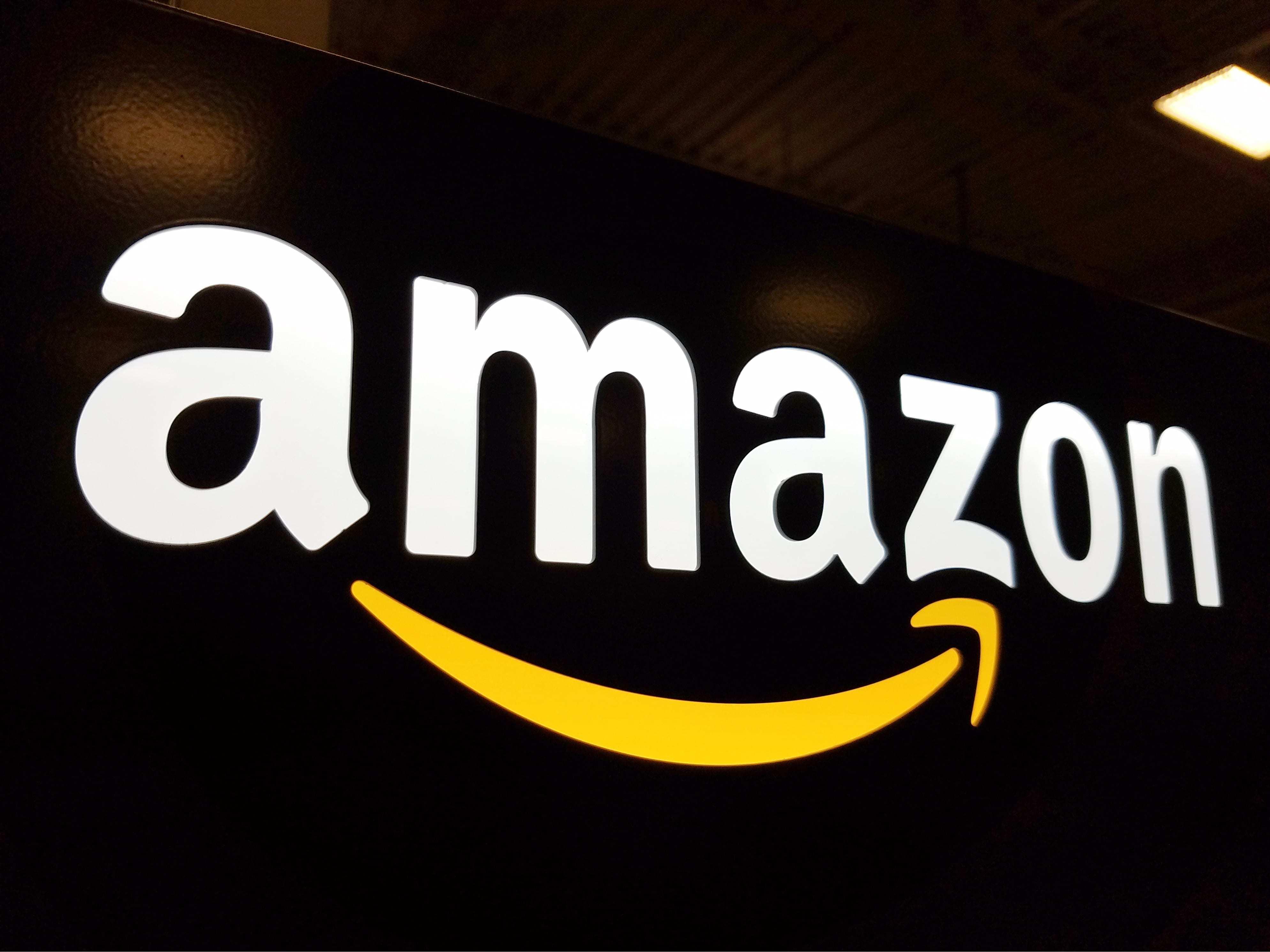 Un judecător american acceptă solicitarea Amazon de a bloca temporar contractul de 10 miliarde de dolari atribuit de Pentagon grupului Microsoft