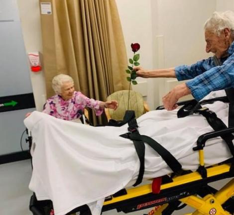 Așa arată iubirea adevărată! Un străbunic de 104 ani, gest romantic pentru soție, de Ziua îndrăgostiților, la urgențe! Foto