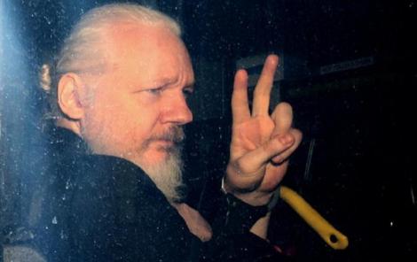 Julian Assange, susţinut de medici şi jurnalişti. Ei denunţă "tortura psihologică" la care este supus fondatorul Wikileaks