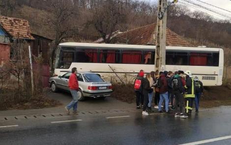 Accident cumplit cu un autobuz plin cu elevi. Care este starea copiilor?