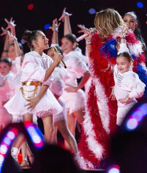 Emme, fiica de 11 ani a lui Jennifer Lopez, senzația serii la Super Bowl. Marc Anthony, în culmea fericirii: ”Tati e mândru de tine!”