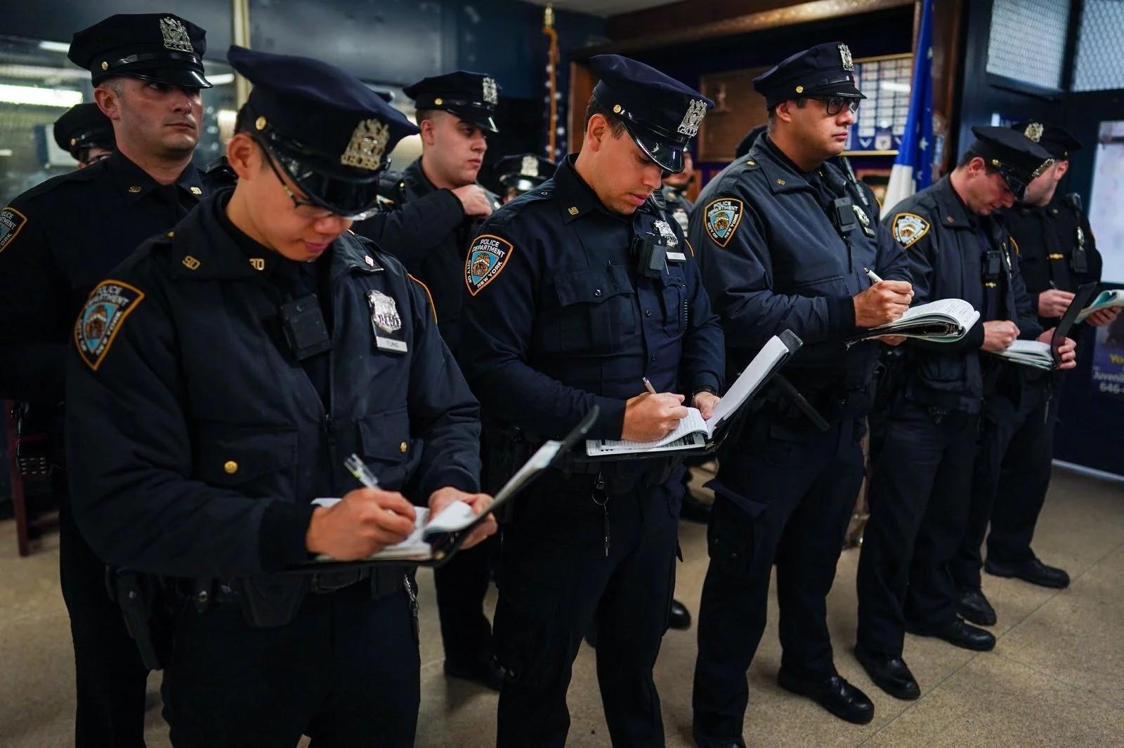 N.Y.P.D. înlocuieşte agendele poliţiştilor cu o aplicaţie de iPhone