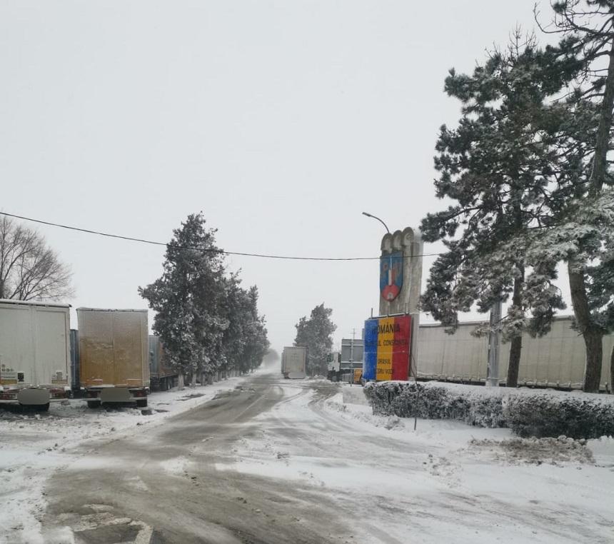 Traficul rutier prin PTF Negru Vodă a fost restricţionat pentru autovehiculele cu masa mai mare de 7,5 tone din cauza ninsorii