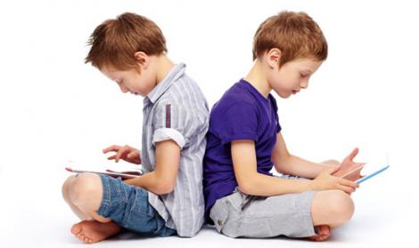 Telefonul dă dependență și afectează creierul copiilor. Uite care sunt pericolele și de ce e cazul să-i reduci timpul petrecut pe astfel de dispozitive