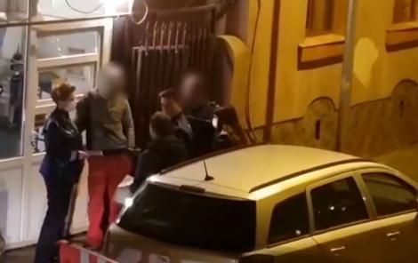 „Gata, şefu', gata, şefu'! Mă duc acasă, gata!”. Un polițist din București trânteşte la pământ şi loveşte cu picioarele un tânăr, pe stradă. „Marş! Să nu te mai găsesc!” VIDEO