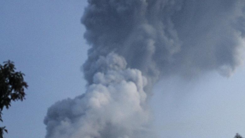 Imagini spectaculoase! Unul dintre cei mai activi vulcani din lume a erupt. Un aeroport internațional este închis. Video