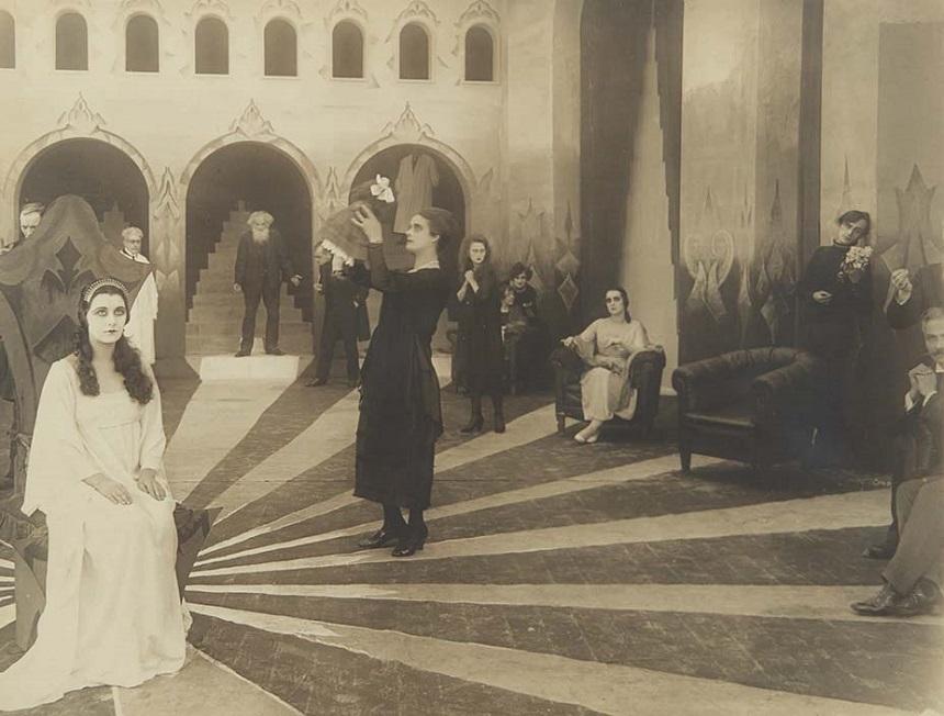 Fotografii rare realizate în urmă cu 100 de ani pe platourile de filmare pentru „Cabinetul doctorului Caligari”, scoase la licitaţie