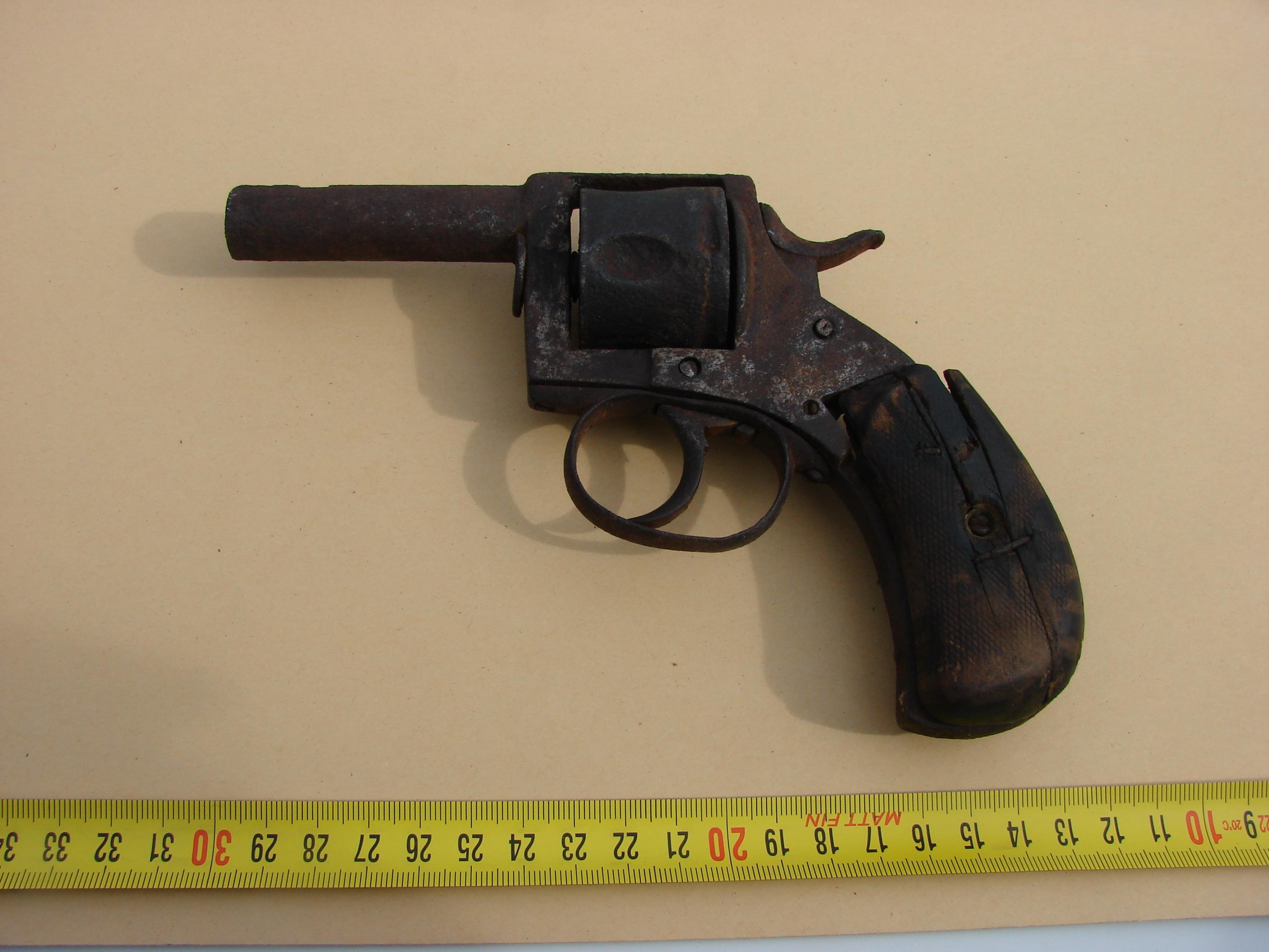 Olt: Tânăr prins de poliţişti după ce a încercat să vândă un revolver