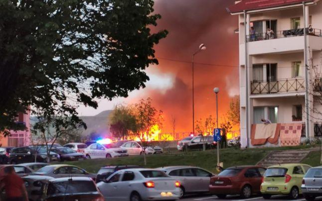 Incendiu violent în Râmnicu Vâlcea: Flăcările se vedeau pe deasupra blocurilor, părea că le înghite