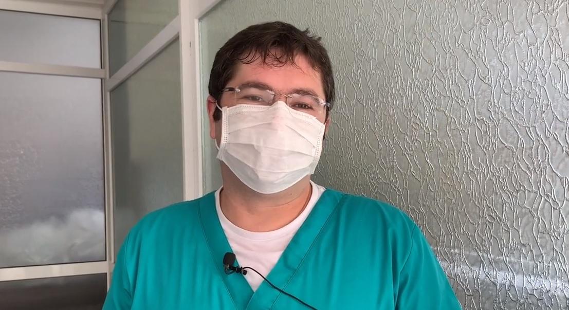 „Transpiram din toţi porii, nu puteam să respir, nu îmi mai simţeam degetele. Soția mea a început să plângă”. Un medic care a operat o fetiță bolnavă de COVID-19, mărturie emoționantă! VIDEO