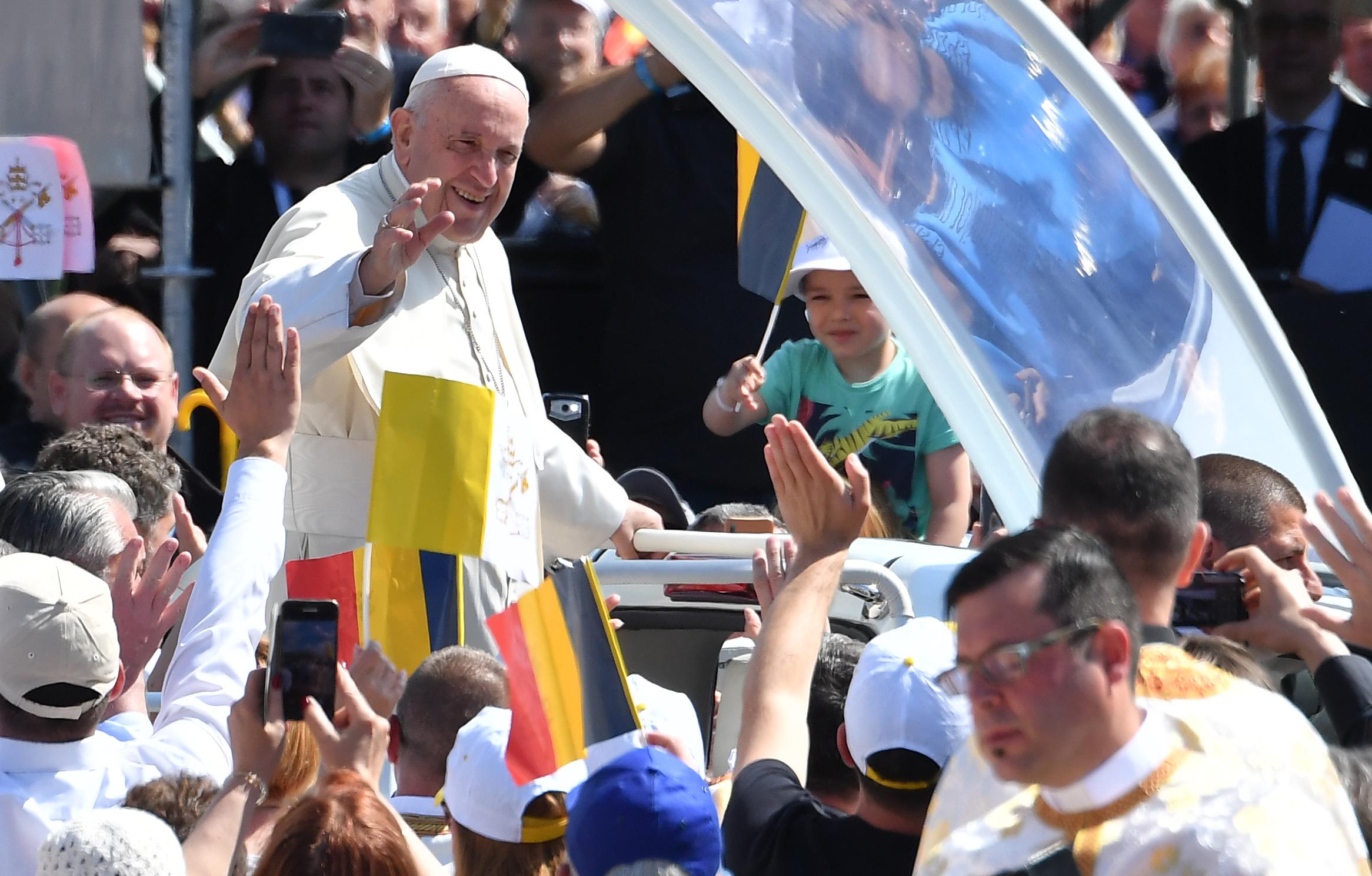 De ziua sa de nume, Papa Francisc a făcut un cadou extraordinar bolnavilor de COVID-19 din România: „O îmbrățișare din partea Sfântului Părinte”
