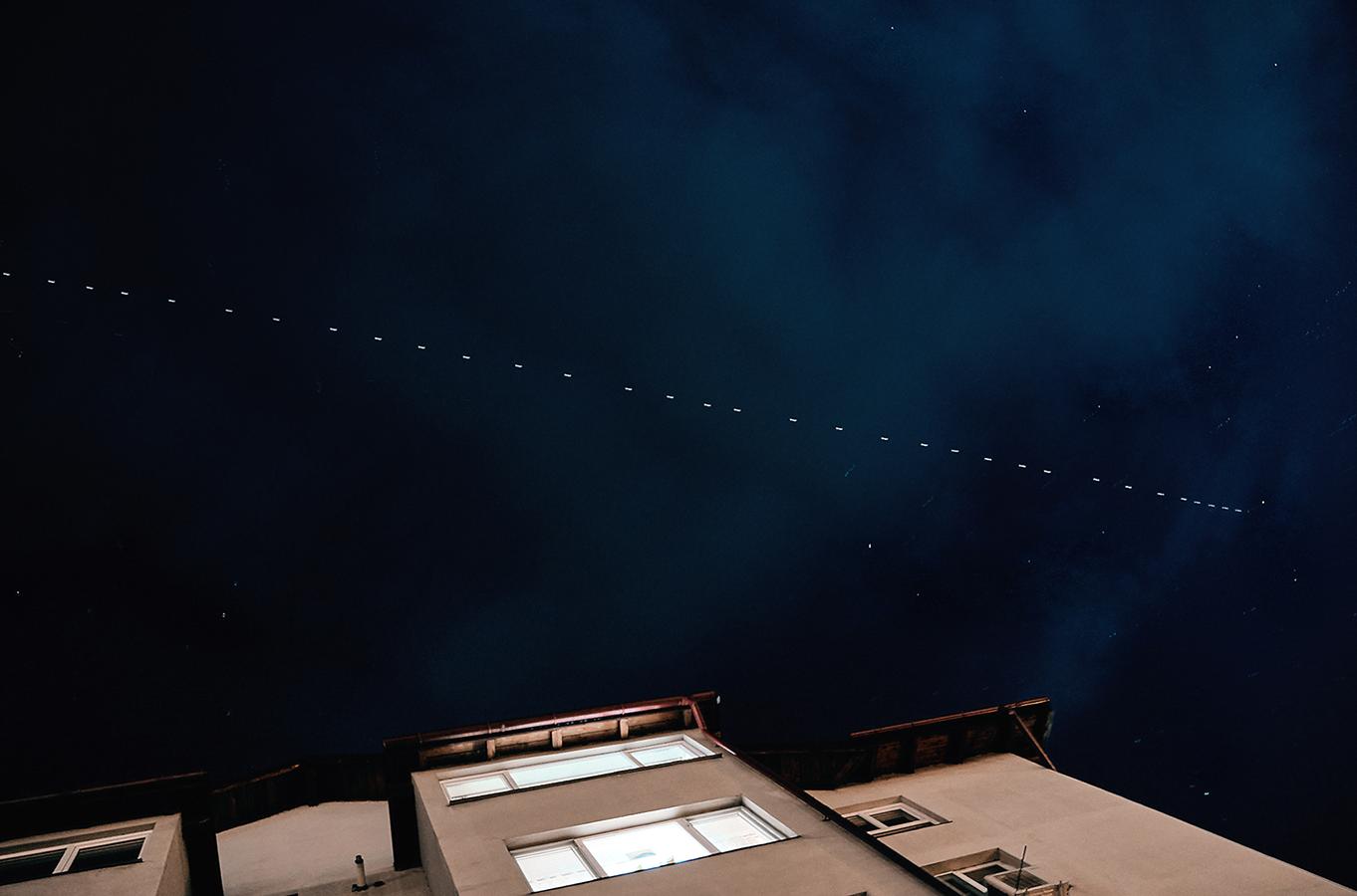 Sateliții Starlink vor fi din nou vizibili pe cerul României, joi seara. Ora la care poți să-i urmărești, în funcție de locația ta