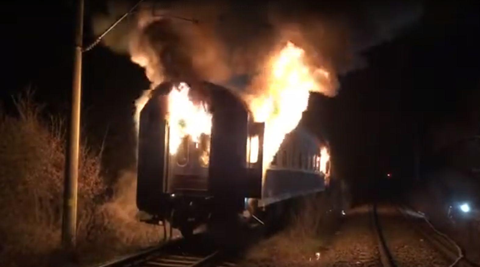 Un om a ars de viu într-un tren cuprins de flăcări pe ruta Brașov - Mediaș. Pompierii l-au descoperit carbonizat. Omul n-a avut nicio șansă!
