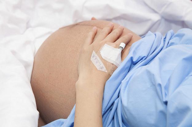 O femeie care urma să devină mamă a murit la câteva minute după ce a născut. Medicii au izbucnit în lacrimi: ”Singura lor consolare a fost că a supraviețuit bebelușul!”