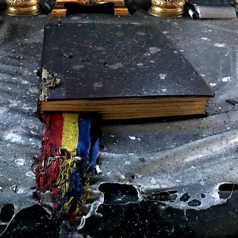 Pompierii au descoperit o minune, în cenușa unei biserici din Arad, distrusă într-un incendiu: „Nu au ars nici Biblia, nici Tricolorul...”