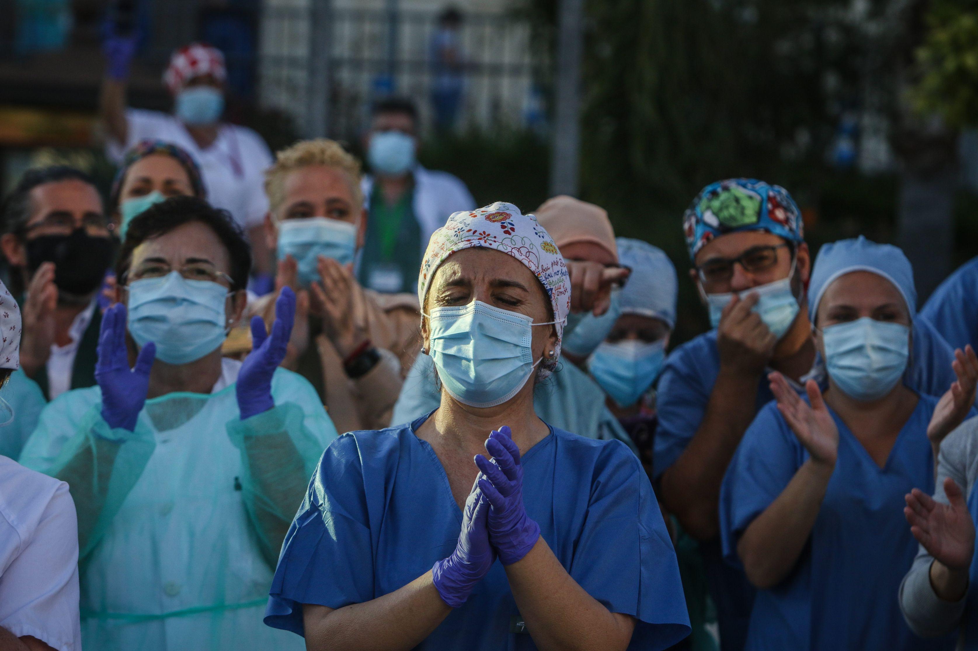 Medic român: "E o iluzie dacă nu poți respira cu mască pe fata". Acesta recomandă purtarea protecției și de către persoanele cu probleme respiratorii