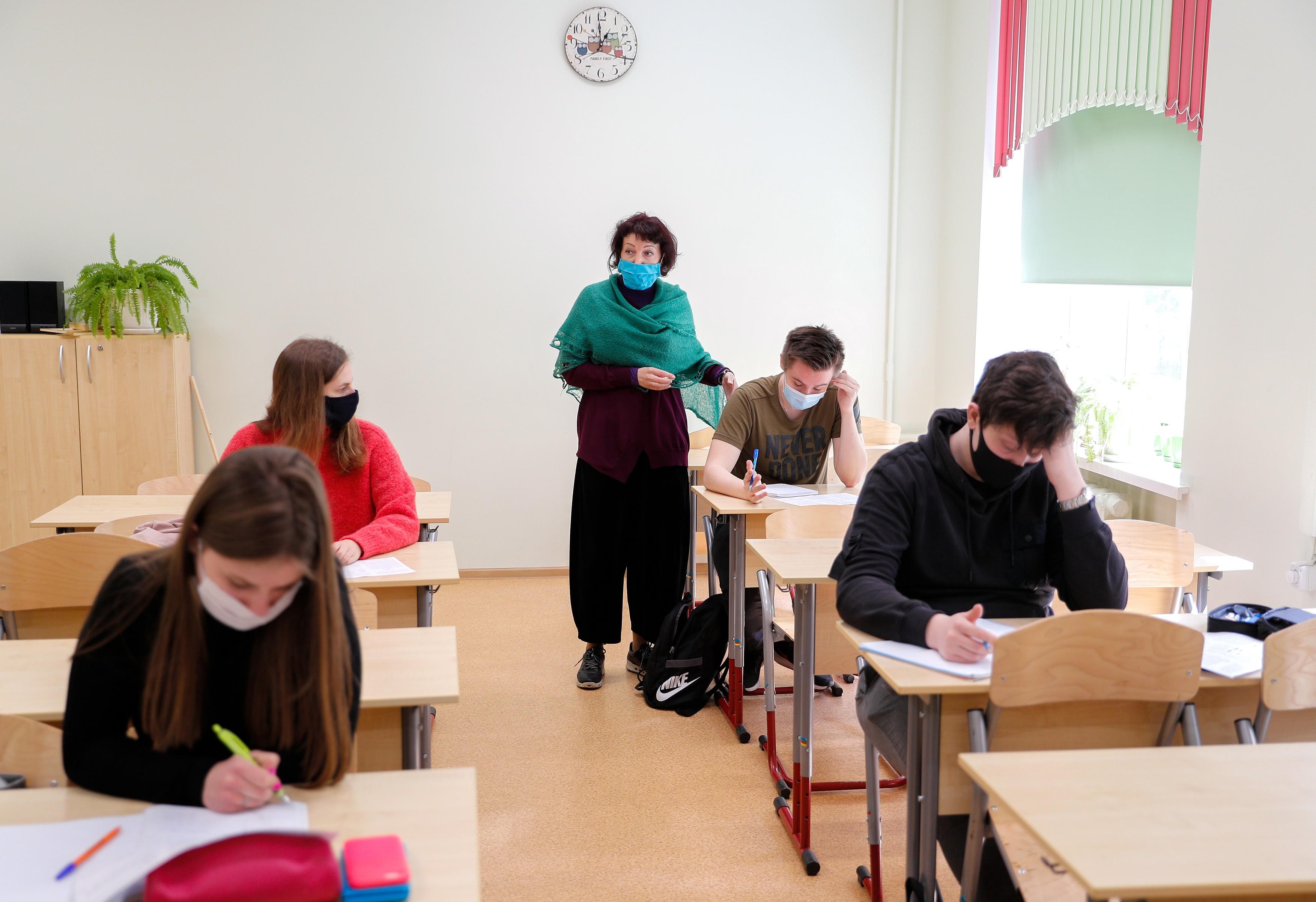 Класс егэ. Школьники на ЕГЭ 2020. Выпускной экзамен в школе. Школьники в масках ЕГЭ. ЕГЭ для школ 2020.