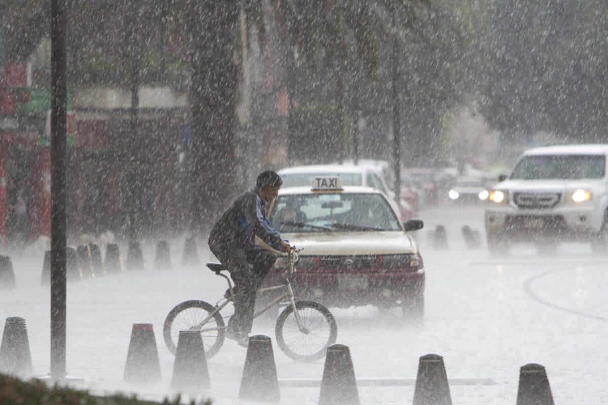 Meteorologii, o nouă alertă de vreme severă! Ploi torențiale, vijelii și grindină, în România, până duminică seară.