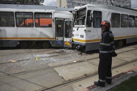 Momentul în care două tramvaie s-au ciocnit în Capitală a fost filmat. Șapte persoane au ajuns la spital (VIDEO)