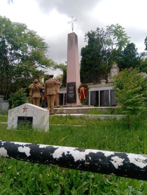 INCREDIBIL! Au încurcat cimitirele și au dat onorul soldaților ruși, nu celor români! Apoi au mutat coroanele!!!