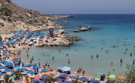 Guvernul cipriot va suporta costul vacanţei pentru orice turist care contractează coronavirusul în Cipru