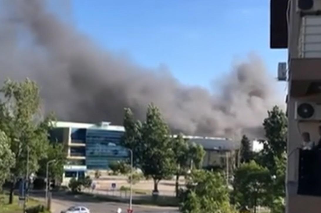 Incendiu violent în zona Metalurgiei din București! Pompierii intervin cu zeci de de autospeciale