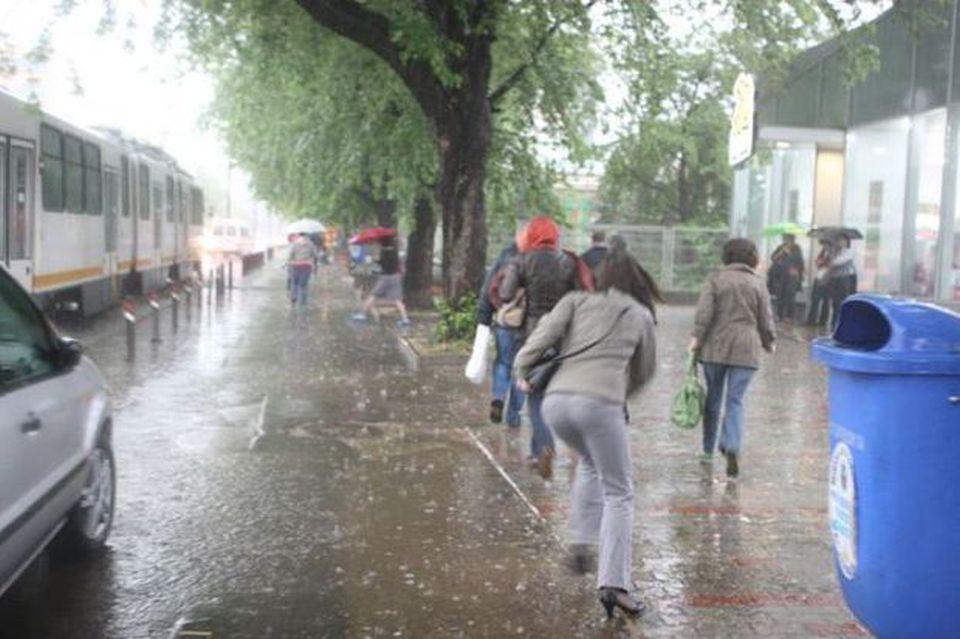 Frig, ploi, vijelii și grijdină în Capitală! ANM, avertizare de vreme rea în București, până miercuri seara