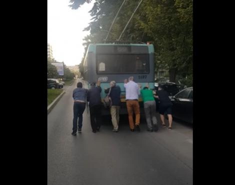 Scene inedite în București. Un troleibuz defect a fost împins de călători | VIDEO