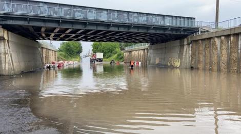 ISU Bucureşti - Ilfov anunţă că acţionează pentru a extrage o mare cantitate de apă acumulată într-un pasaj de pe Şoseaua Bucureşti - Târgovişte