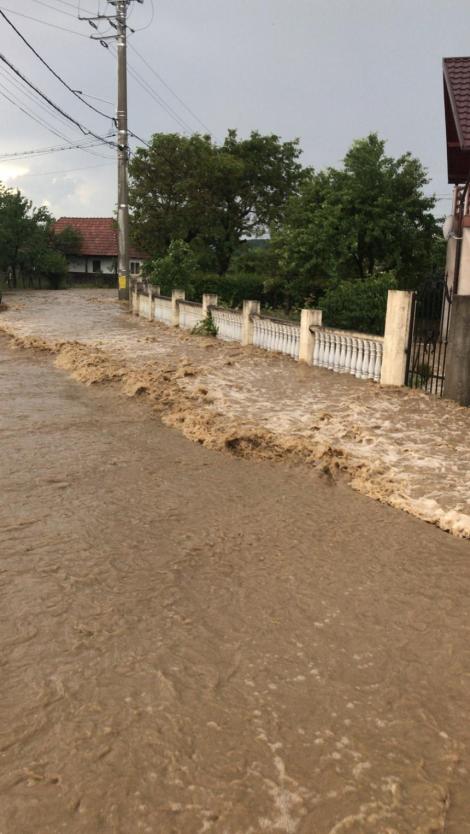 IGSU: Vremea rea a produs efecte în 23 de judeţe - 500 de case şi curţi inundate, trafic întrerupt pe cinci drumuri naţionale.şase persoane evacuate