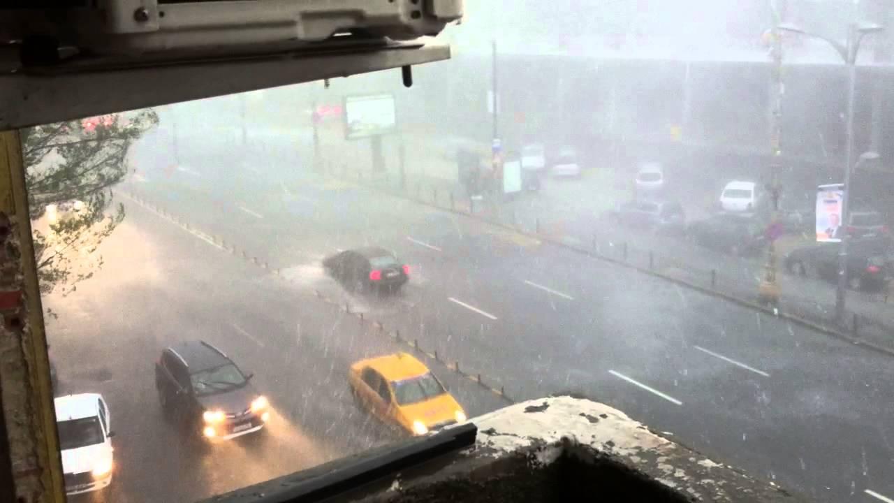 Plouă torențial în weekend, în București! ANM a emis un nou cod galben de vreme rea, valabil până luni