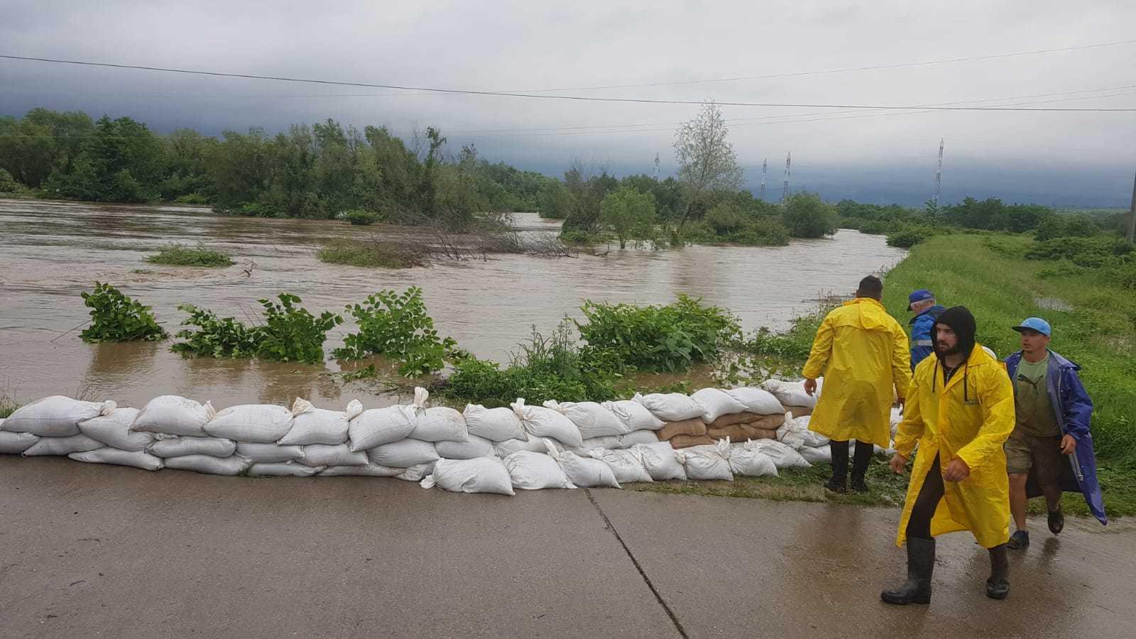 Potop în România: ANM a emis un nou Cod roşu de ploi. A fost transmis mesaj Ro-Alert către populaţie