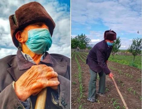 Imagini virale cu un bătrân, la câmp, purtând mască de față: "Avea una veche, refolosită. A spus că o poartă că așa au zis conducătorii țării că trebuie"