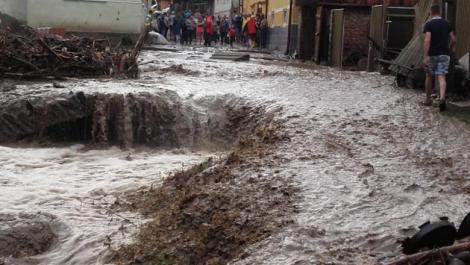 România, amenințată în continuare de ploile torențiale. Zonele care se află sub cod portocaliu de inundații 