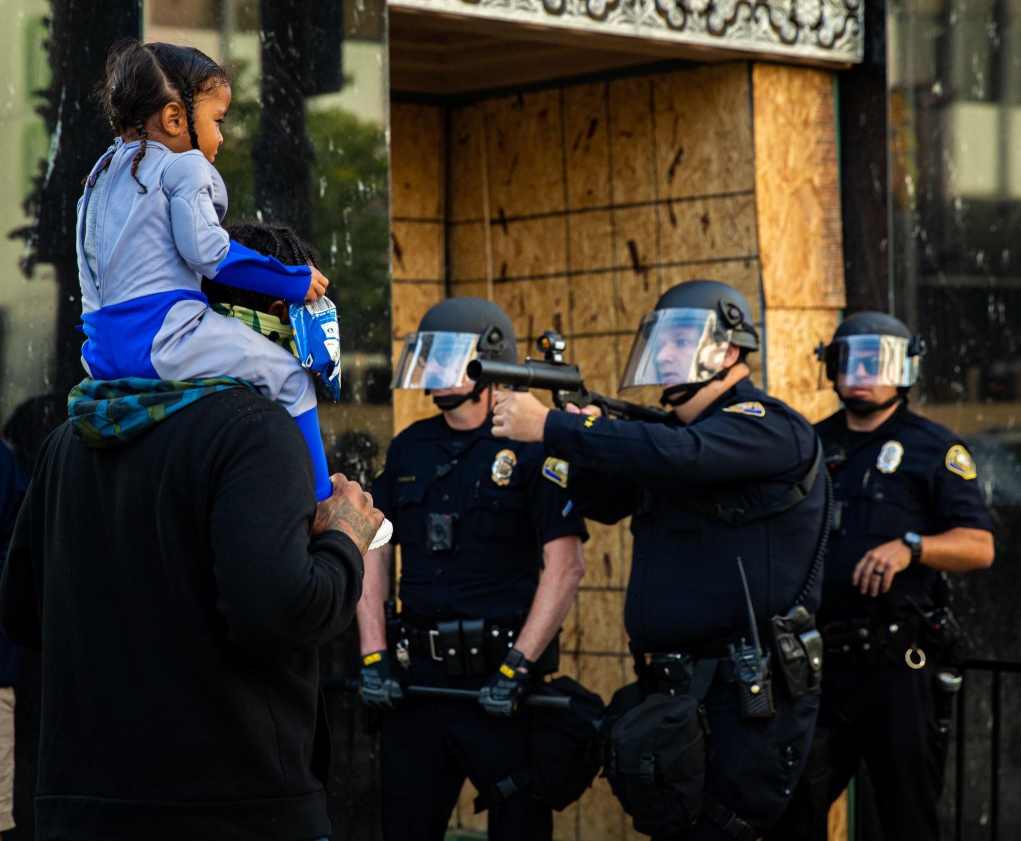 „Nu e trucaj, nu e nimic modificat! Asta se întâmplă pe străzi!” - Polițist, cu arma scoasă și degetul pe trăgaci, în fața unei copile. Protestele din SUA continuă