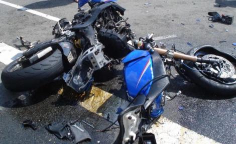 Un motociclist de 29 de ani a murit în urma unui accident grav. Bărbatul a pierdut controlul vehiculului și a intrat într-un camion