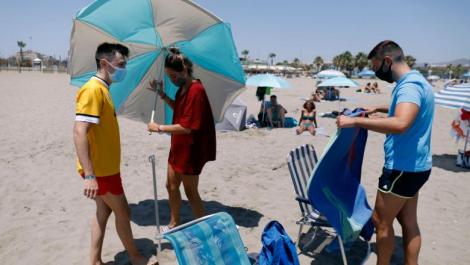 Masca de protecție, obligatorie la plajă și la piscină. Măsuri drastice impuse în Spania