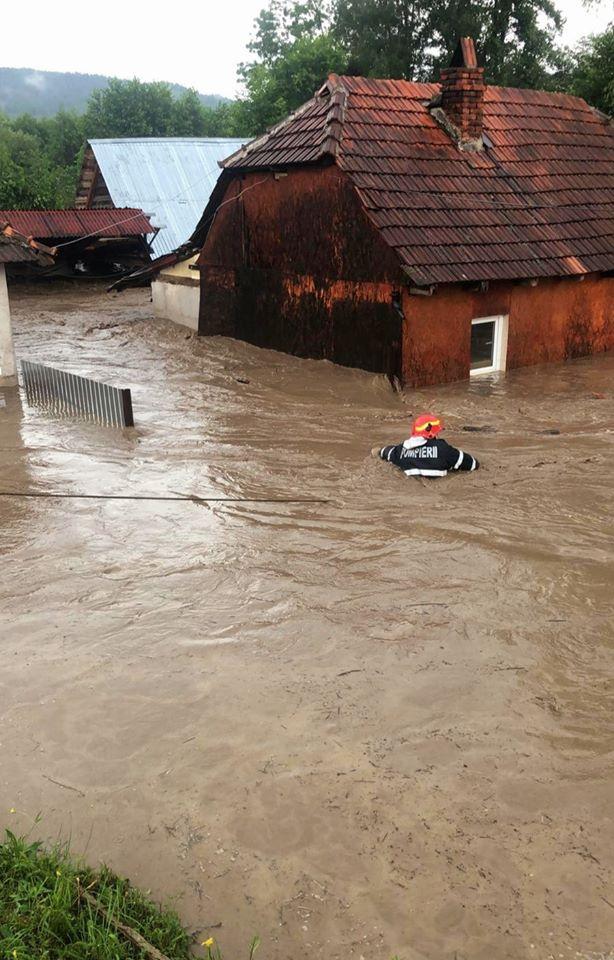 Pompierii au înotat prin apa până la gât pentru a salva oameni. Intervenţii dramatice în Bihor după o furtună de cod roşu