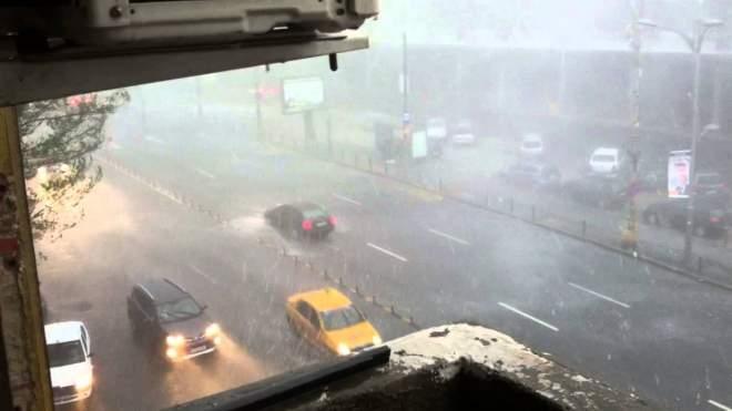 METEO. Se răcește vremea în aproape toată țara! Urmează ploi torențiale și fenomene meteo periculoase