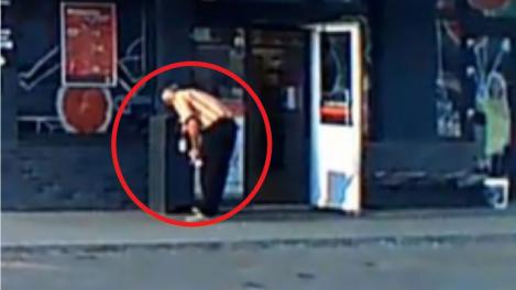 Scoate măști din gunoi, le spală și le refolosește! Imagini șocante, filmate lângă un supermarket: „Ce are?”