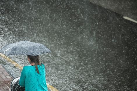 Ploi torențiale și grindină, în 29 de județe! Meteorologii au prelungit avertizările de vreme rea. Care sunt cele mai afectate zone