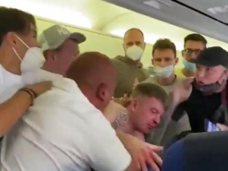 Bătaie cu pumni și picioare într-un avion care zbura spre Spania, din cauza a doi pasageri care și-au scos măștile - Video