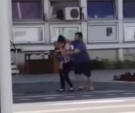 Momentul în care un preot își bate soția pe stradă, în mijlocul zilei. Cum și-a justificat fapta după ce imaginile au ajuns pe internet