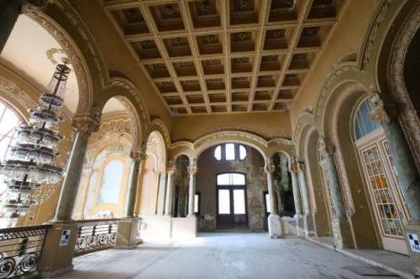 Descoperire uimitoare în interiorul Cazinoului din Constanța. Muncitorii care restaurează clădirea le-au găsit intacte, după 100 de ani