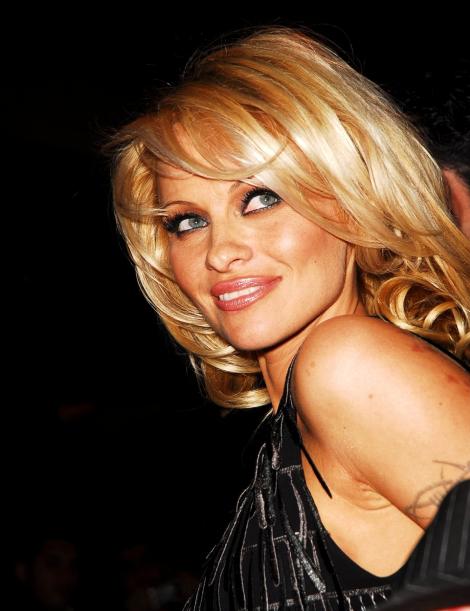 Pamela Anderson, sexy gospodina pe tocuri. Cum arată la 53 de ani, într-un pictorial lipsit de inhibiții