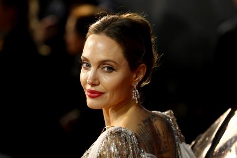 Cum arată Angelina Jolie într-o zi obișnuită. Ipostaza rară în care a fost surprinsă