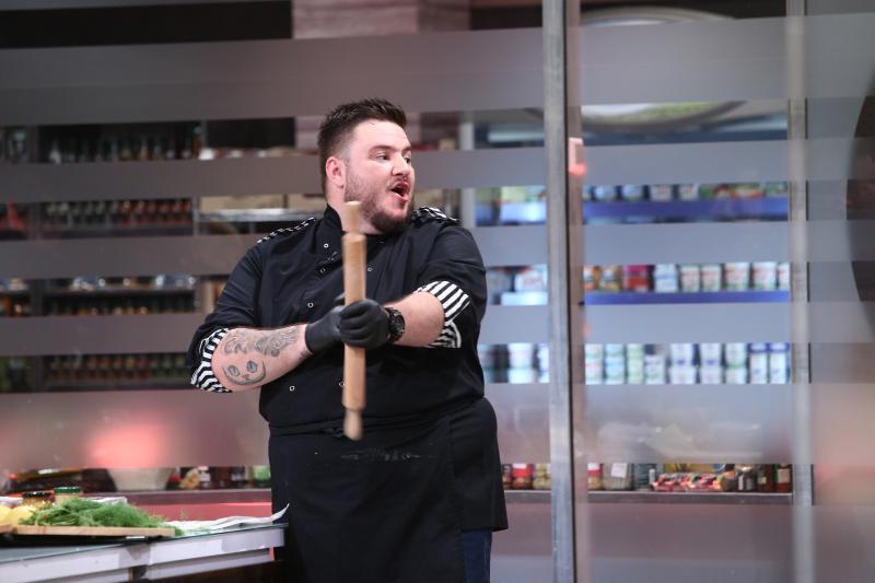 Vlăduț Manoliu gătind în bucătăria emisiunii „Chefi la cuțite” sezonul 8