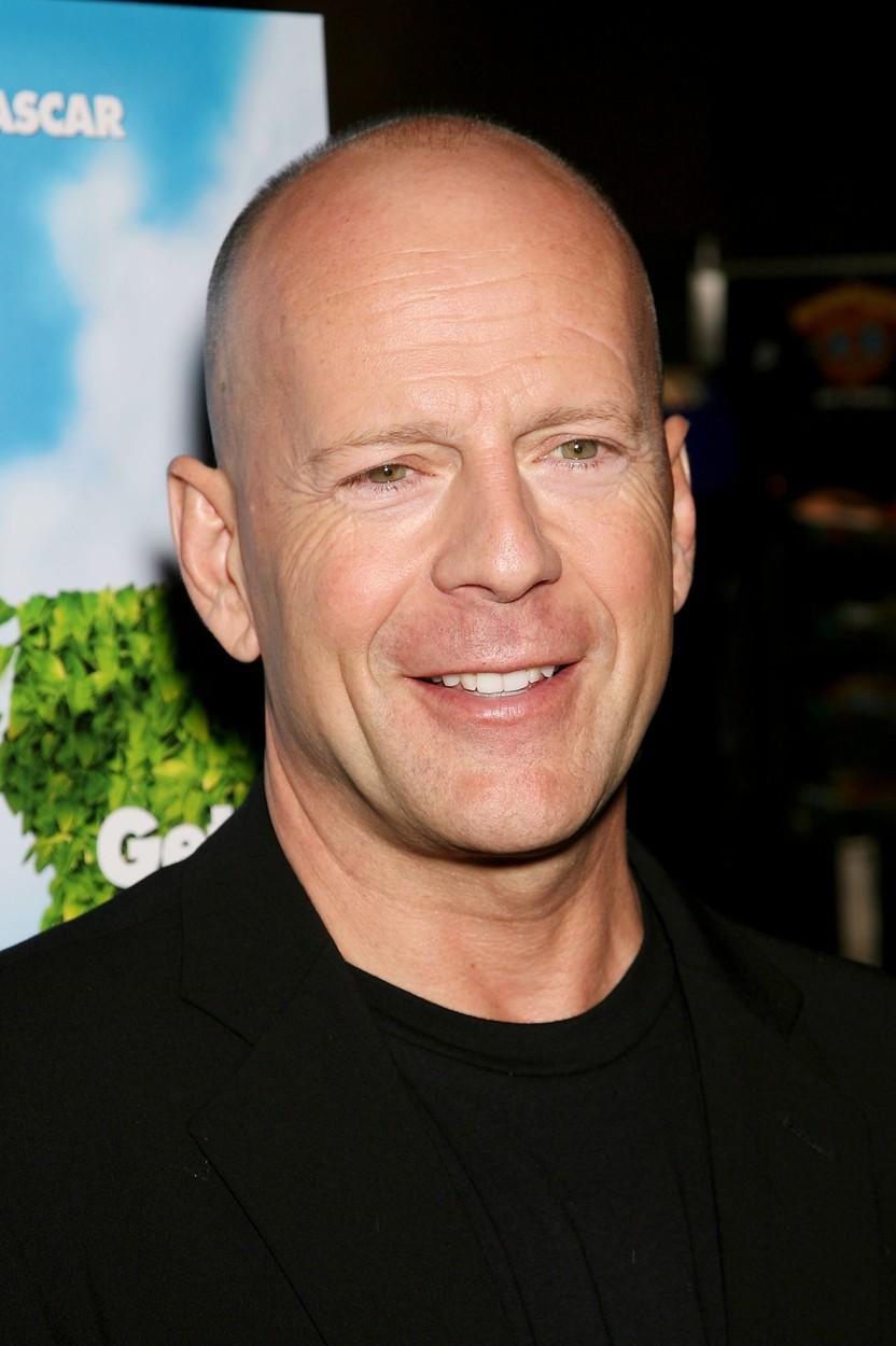 Bruce Willis, surprins fără mască de protecție în timp ce își făcea cumpărăturile. Care a fost explicația actorului